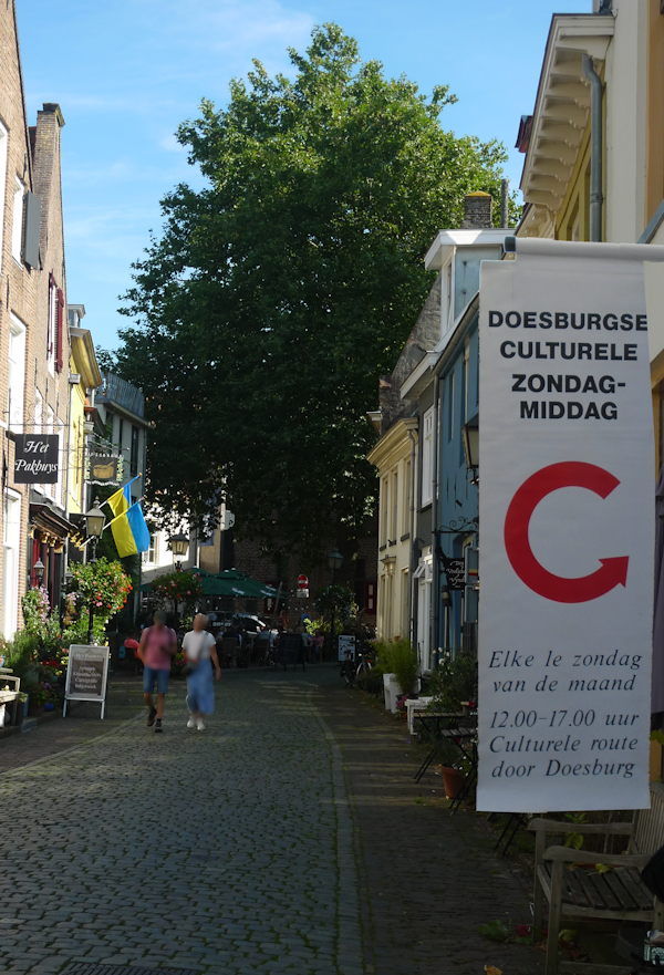 De roggestraat met banner van Culturele zondag Doesburg